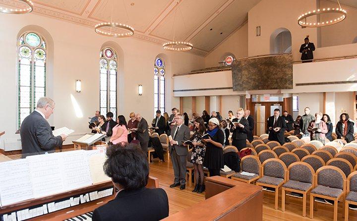一个多用途的空间，有200个座位的主圣所和一个小祈祷教堂, 礼拜堂可以举行星期六的婚礼.